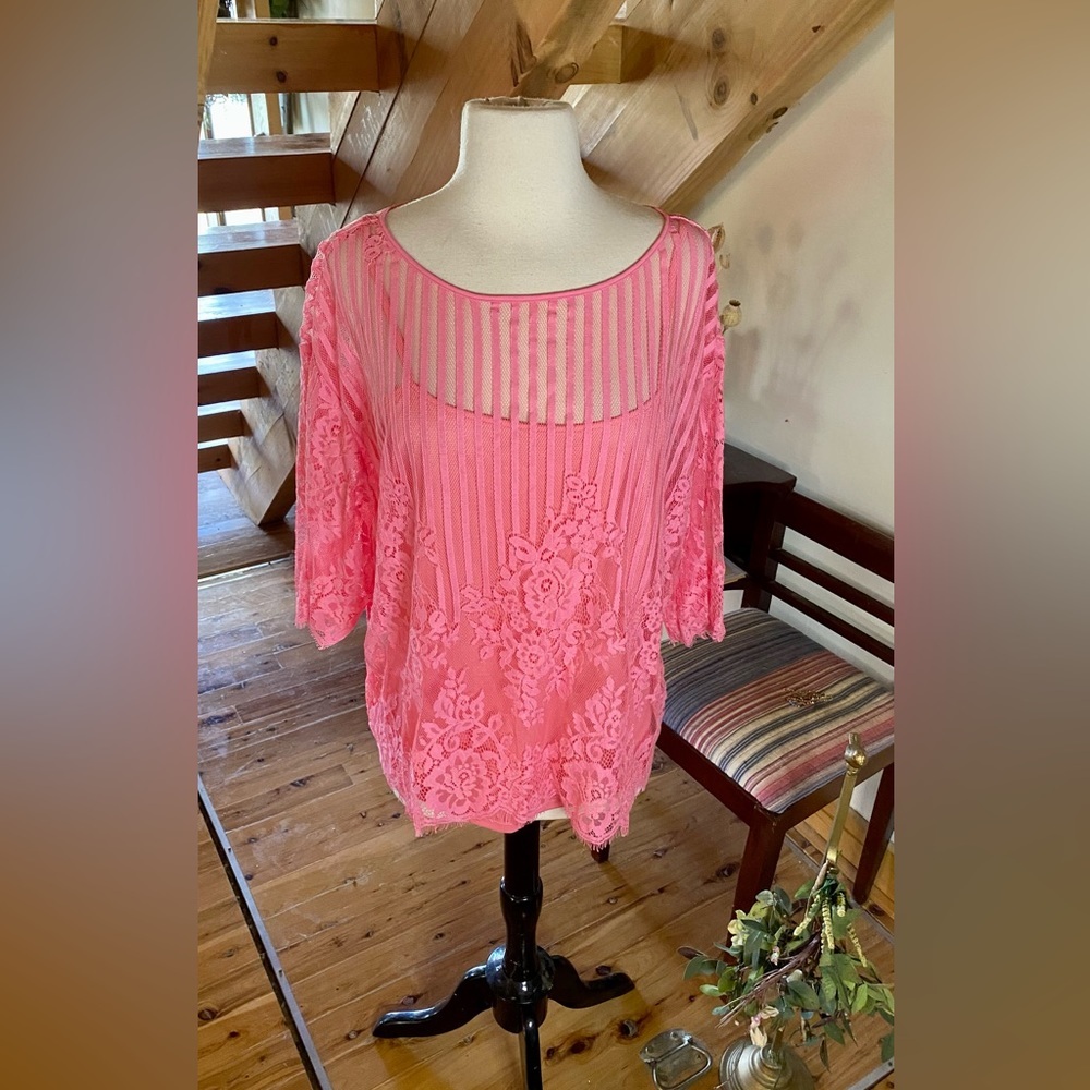 💕Zac & Rachel • Lace Scalloped Edge • Button Back Top💕 NWOT